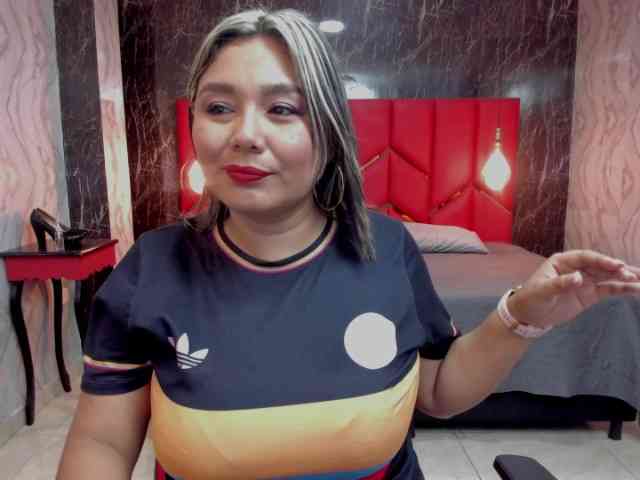 LatinaHoleQueen-1 webcam