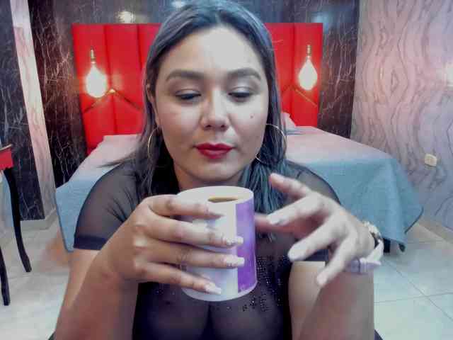 LatinaHoleQueen-1