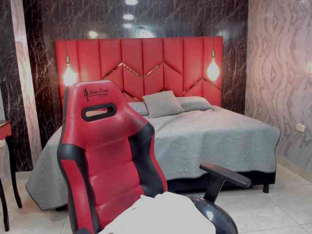LatinaHoleQueen-1 webcam