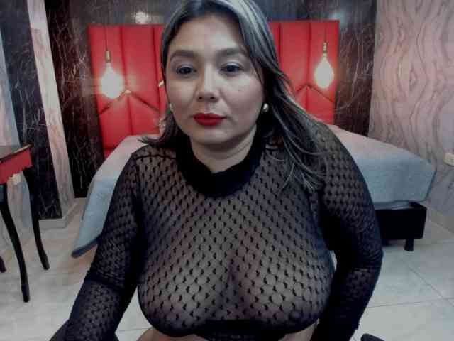 LatinaHoleQueen-1