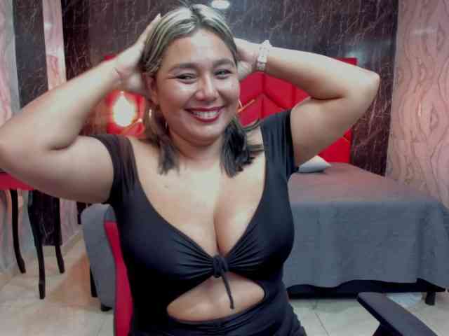 LatinaHoleQueen-1