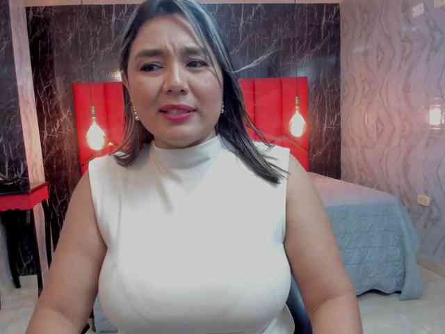 LatinaHoleQueen-1 webcam