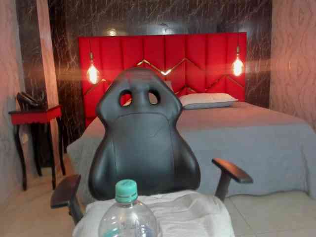 LatinaHoleQueen-1 webcam