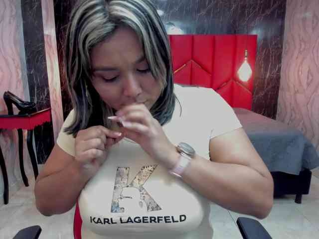 LatinaHoleQueen-1