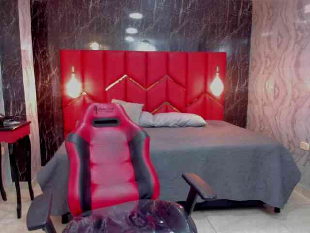 LatinaHoleQueen-1 webcam