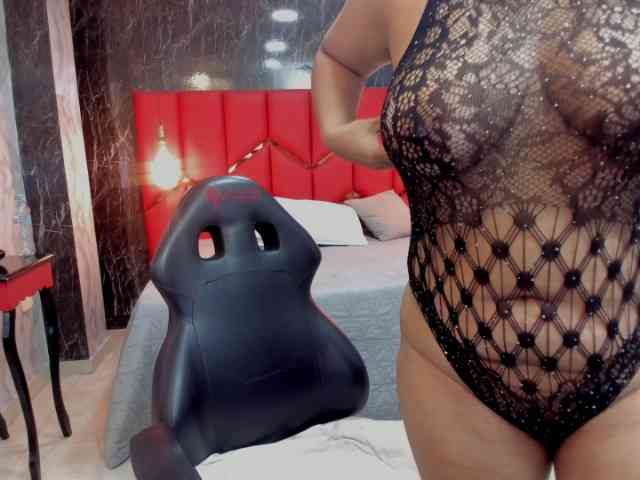 LatinaHoleQueen-1 webcam