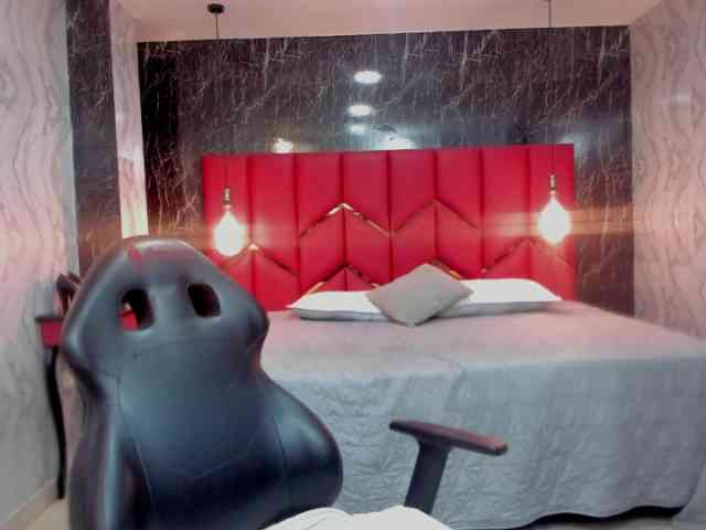LatinaHoleQueen-1's webcam live show