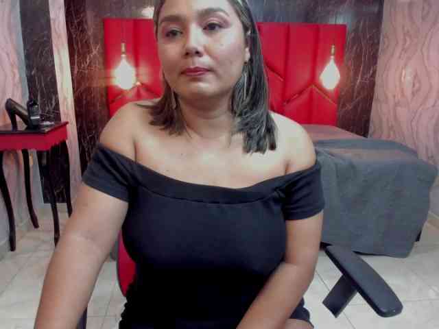 LatinaHoleQueen-1 LatinaHoleQueen-1