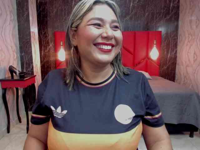 LatinaHoleQueen-1 webcam