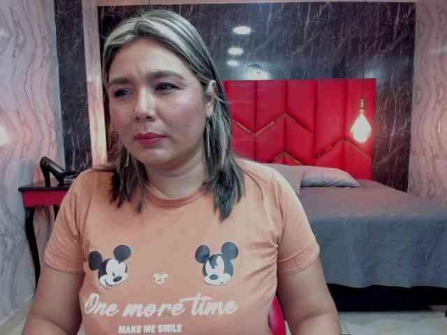 LatinaHoleQueen-1 webcam
