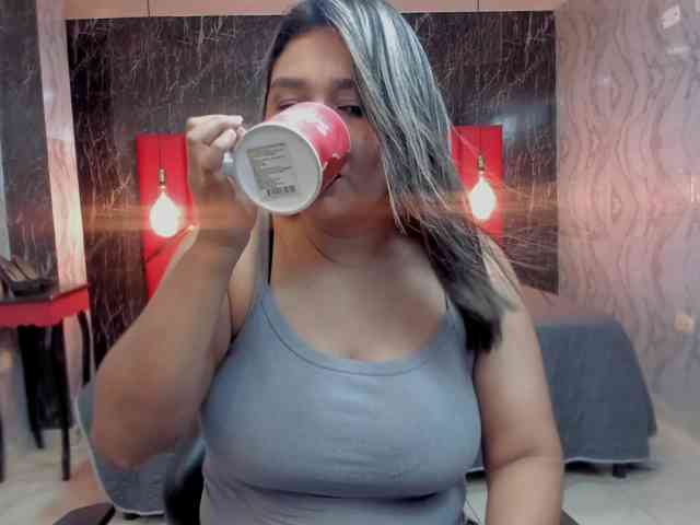 LatinaHoleQueen-1
