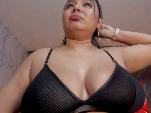 LatinaHoleQueen-1