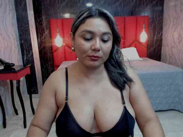 LatinaHoleQueen-1 webcam