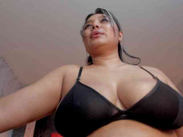 LatinaHoleQueen-1 webcam