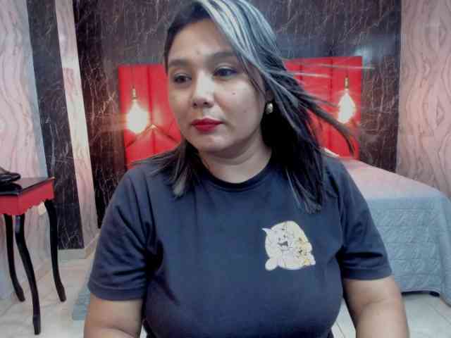LatinaHoleQueen-... Live Webcam on BongaCams