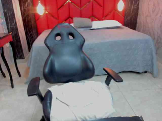 latinaholequeen-1's live room