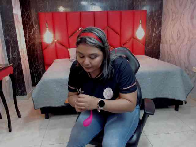 LatinaHoleQueen-1 webcam