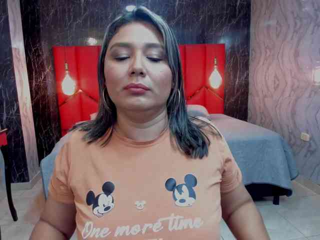 LatinaHoleQueen-1