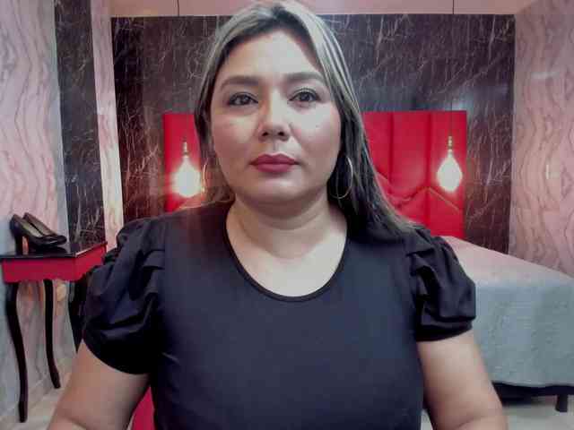 LatinaHoleQueen-1