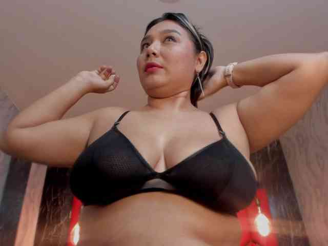 LatinaHoleQueen-1