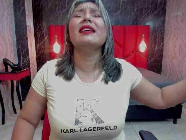 LatinaHoleQueen-1