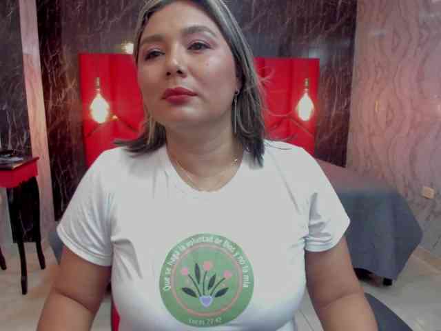 LatinaHoleQueen-1