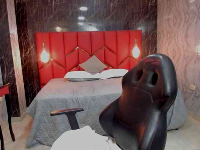 LatinaHoleQueen-1 webcam