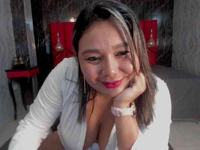 LatinaHoleQueen-1