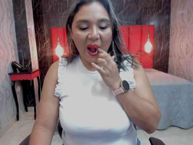 LatinaHoleQueen-1