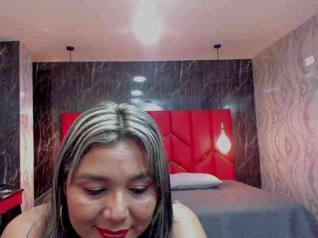 LatinaHoleQueen-1