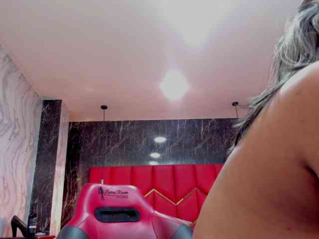 LatinaHoleQueen-1 webcam