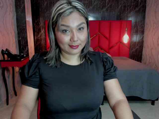 LatinaHoleQueen-1