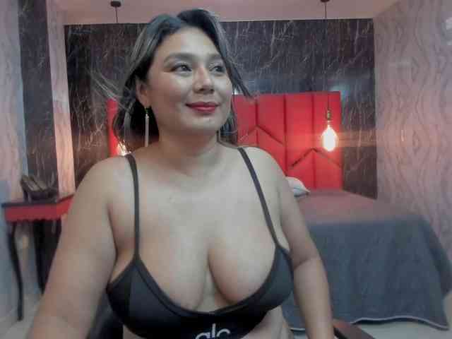 LatinaHoleQueen-1