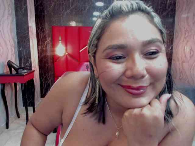 LatinaHoleQueen-1