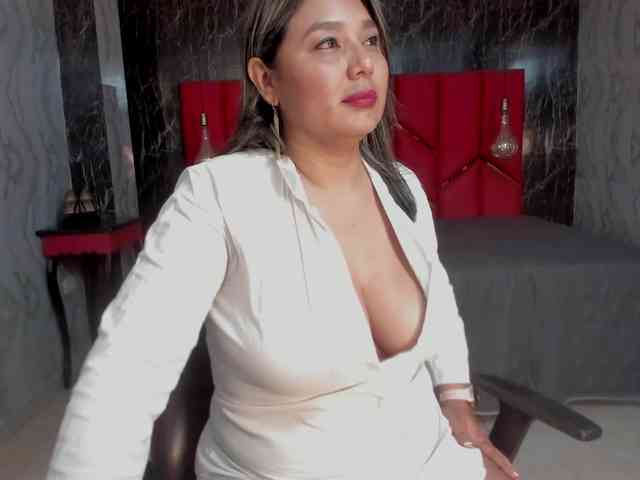 LatinaHoleQueen-1