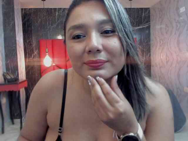 LatinaHoleQueen-1