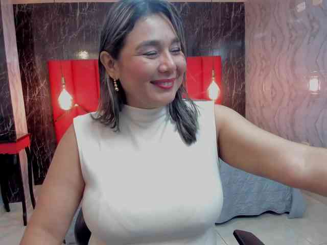 LatinaHoleQueen-1 webcam