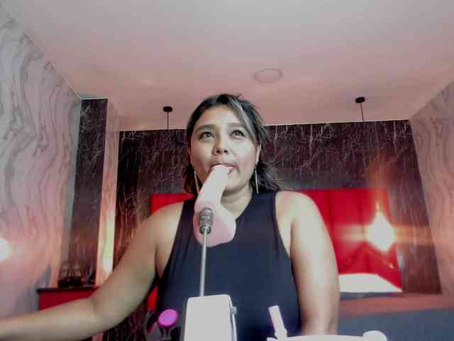 LatinaHoleQueen-1