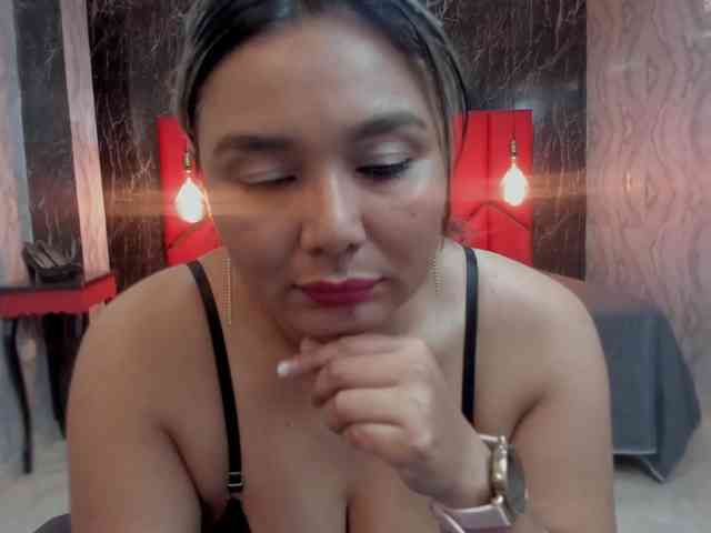 LatinaHoleQueen-1