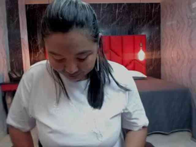 LatinaHoleQueen-1