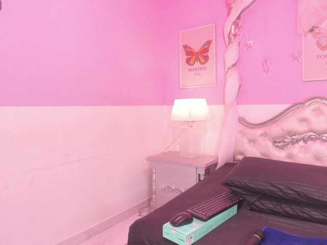 TaniaPierce live cam on BongaCams
