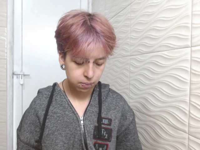 Madewithhell live cam on BongaCams