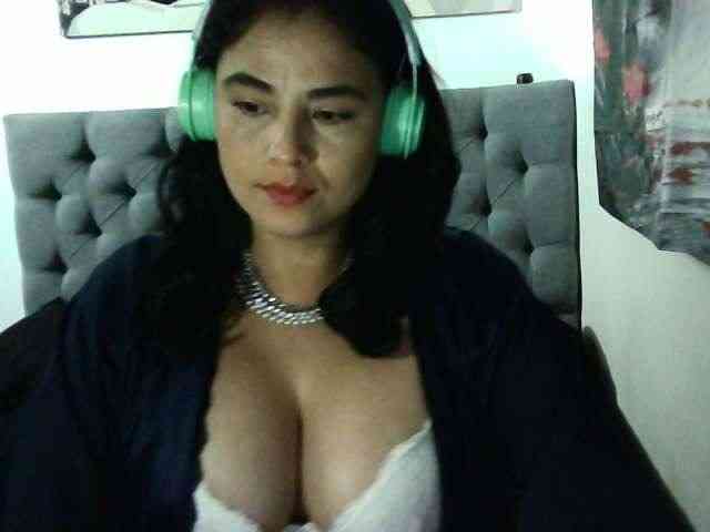 AnieRouse webcam