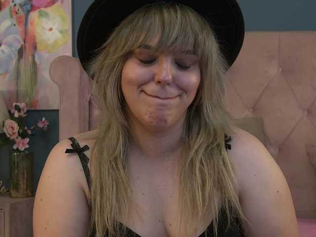 ZoeSkye live cam on BongaCams