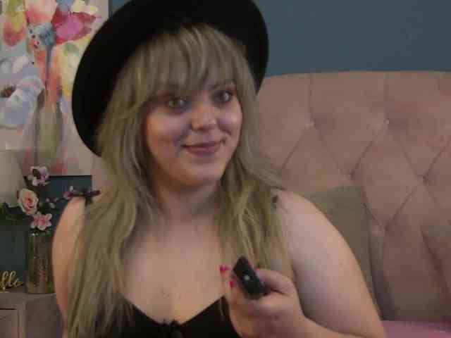 ZoeSkye webcam