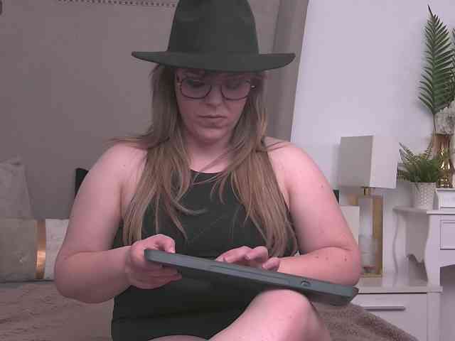 ZoeSkye webcam
