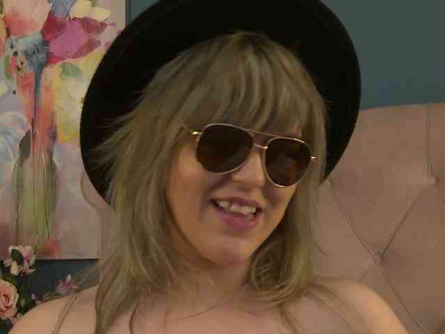 ZoeSkye webcam