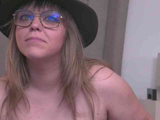 ZoeSkye webcam