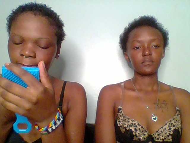 le modèle Sweet-loves est en webcam porno dans un show sur le site bongacams, il possède les tags suivants: Ebony,Brunette,Trimmed
