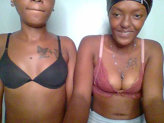 le modèle Sweet-loves est en webcam porno dans un show sur le site bongacams, il possède les tags suivants: Ebony,Brunette,Trimmed